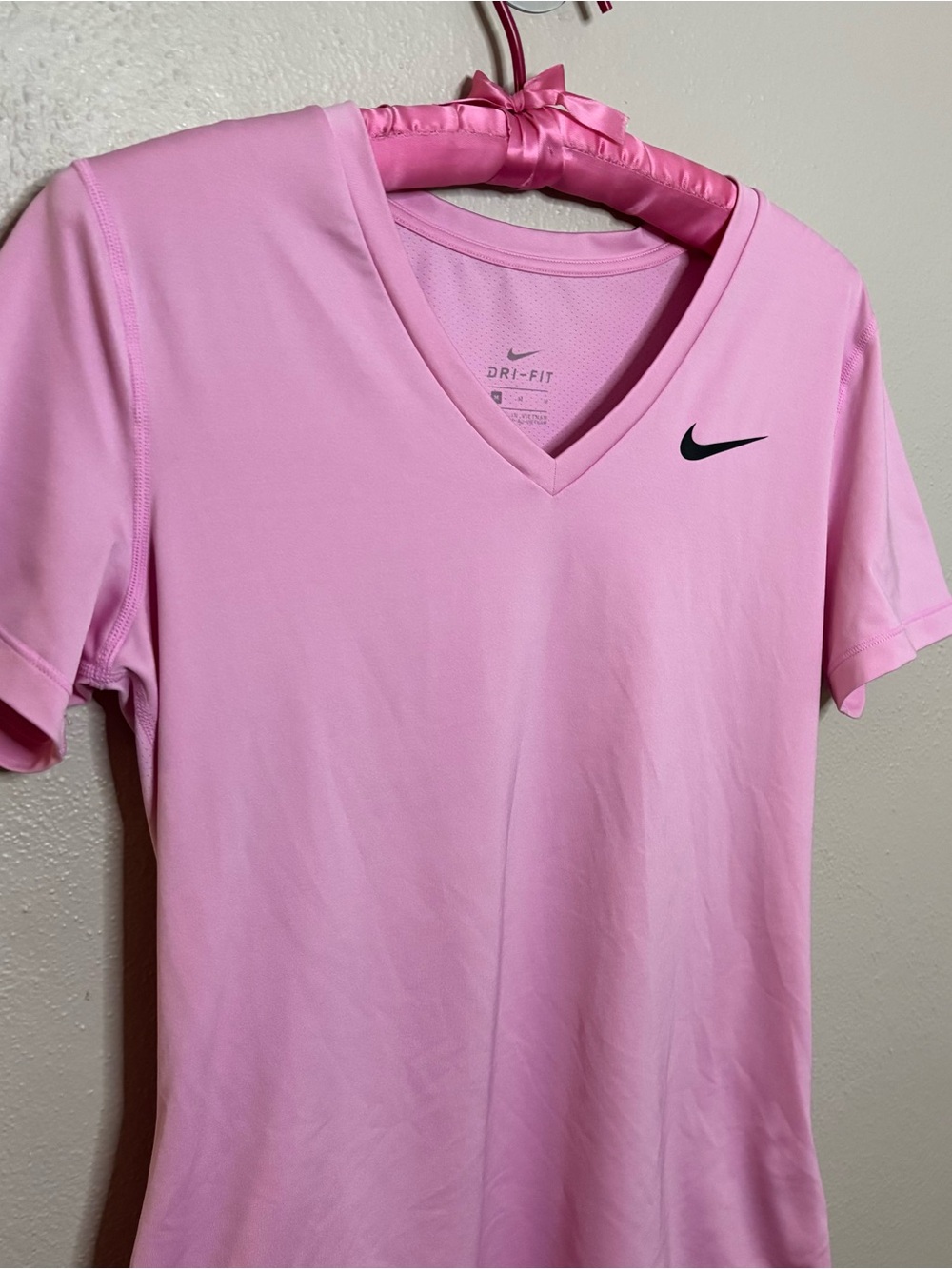 Nike Dri Fit Pink V Neck Athletic Tee Womens Medium Running Gym Activewear